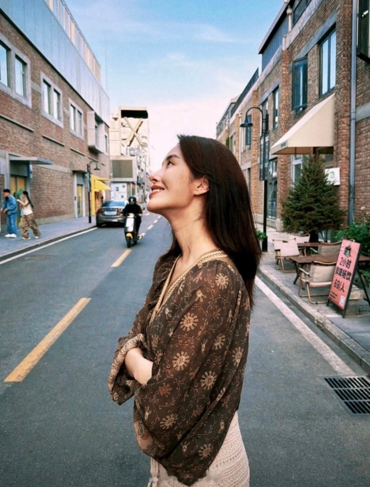 杨采钰会穿，复古波西米亚风把早秋度假氛围感拿捏的刚好，超有记忆点的一套！​​​