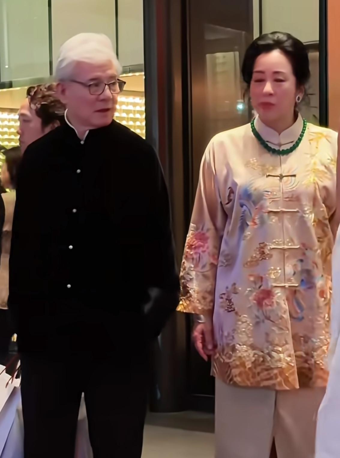 我闺蜜在香港亲眼看到了朱玲玲，她说了一句大实话。她说朱玲玲跟霍震霆离婚，