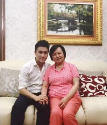 一次，赌王何鸿燊家的保姆，买彩票中了3000万，保姆乐坏了，她问赌王的儿子何猷君