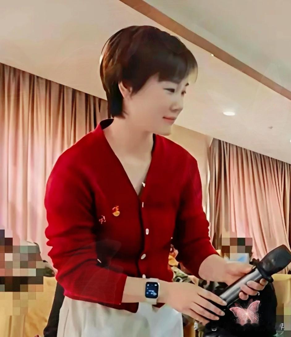 网传这是祖医生的妻子，一头利落的短发，颜值和身材都不输曾医生，给人一种英姿飒爽和