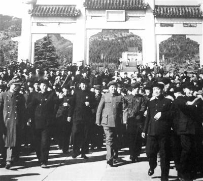1949年，临近南京解放，孙中山之子孙科对中山陵的护卫们下了一道命令：“毛泽东和