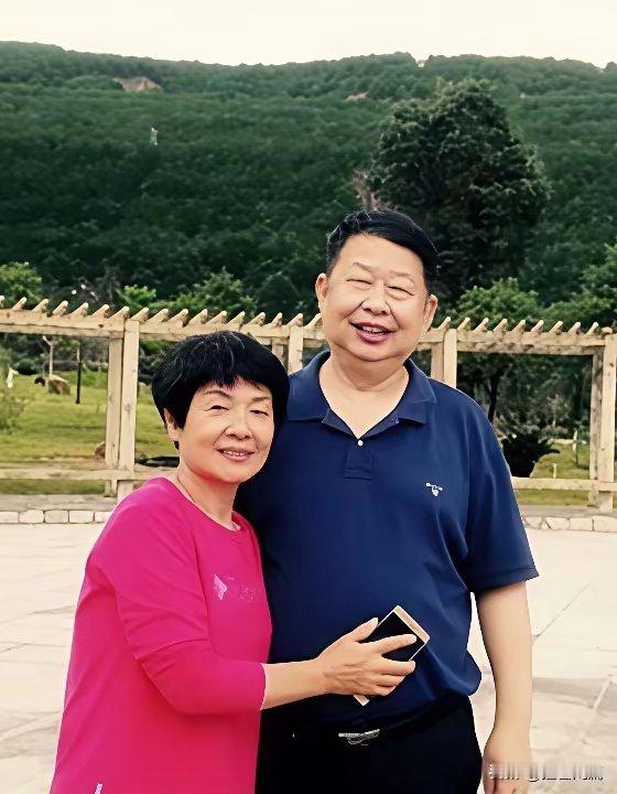 嫁给了大二十五岁的超级富豪，现在老头退休了，结婚6年，没有生育子女。紫金矿业创始