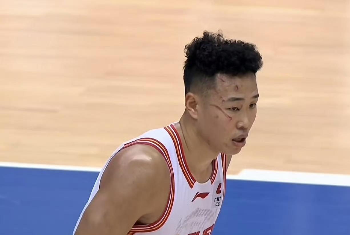 太刺激了，深圳92-90险胜浙江，这3位球员是赢球最大功臣！1. 史密斯：全场