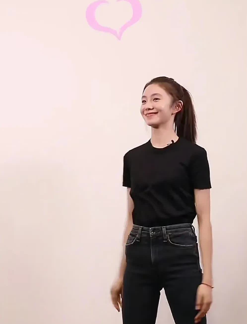 刘浩存的身高是个谜，官方资料165cm，按理说北舞因为专业原因，体检都是很严格的