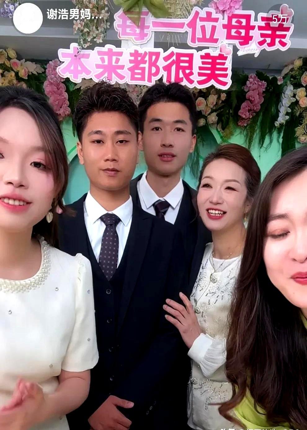 离开浩男的带货还是有点缺憾。浩男两个战友直播间唱周杰伦的《听妈妈的话》家人们谁