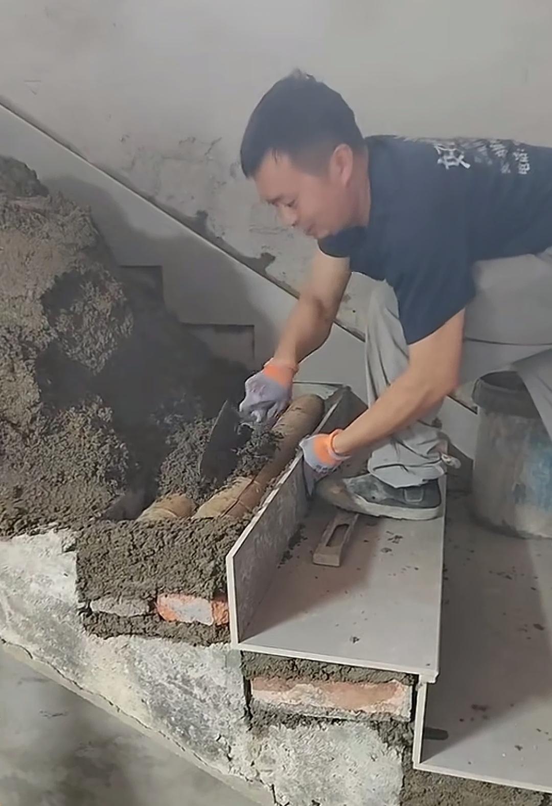 贴楼梯踏步时在厚处填竹子，师傅为何如此操作？师傅在铺贴楼梯踏步时，对于踏步厚度