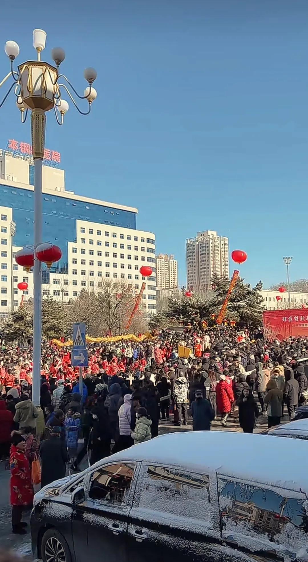 正月十五元宵节本溪的街头终于热闹了起来，闲来无事有热心市民看到本钢总院对面的市政