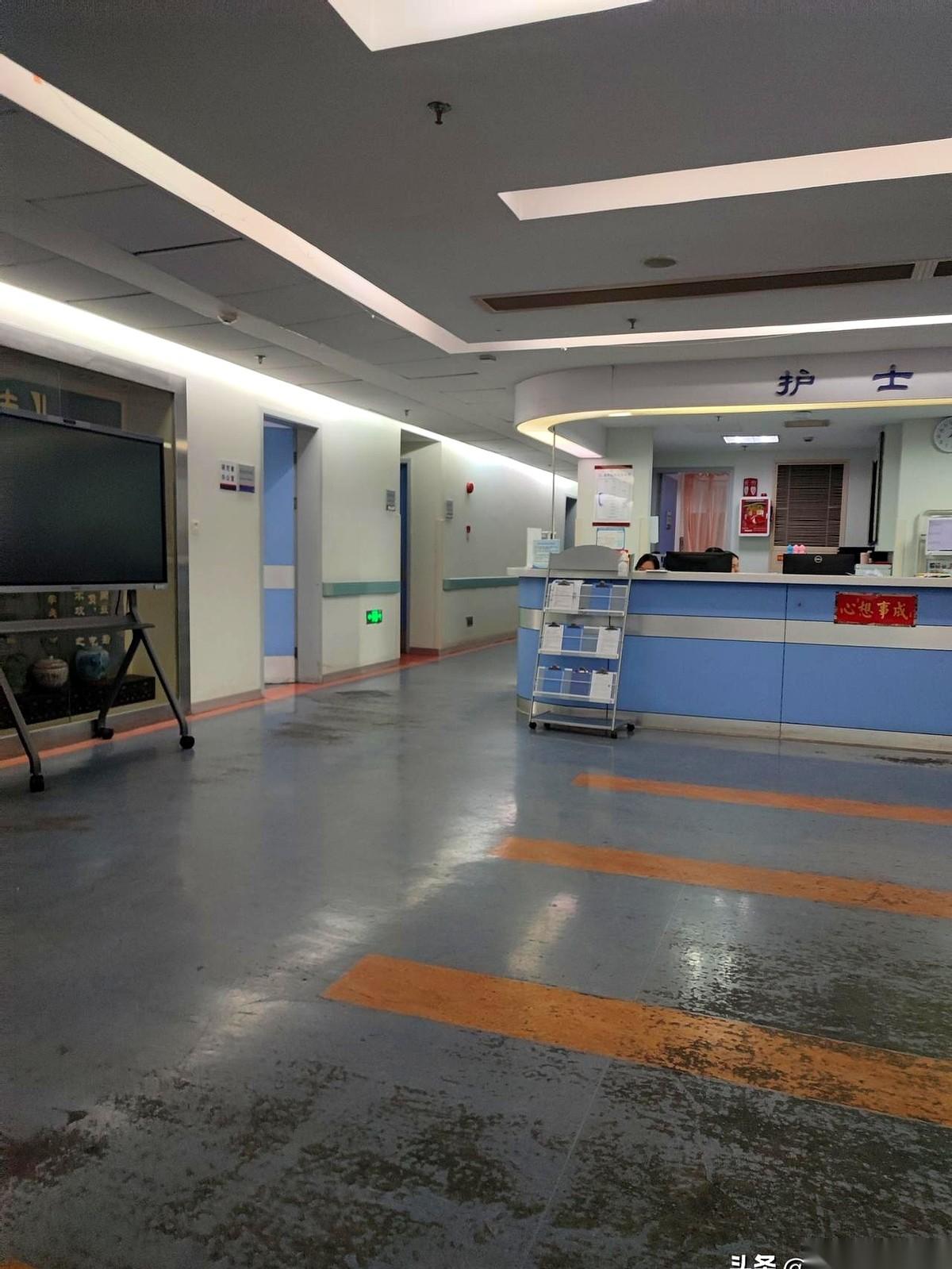 在医院里，人真的不是人。就是一个被系统推来搡去的“流程”。对床的大哥，得了带