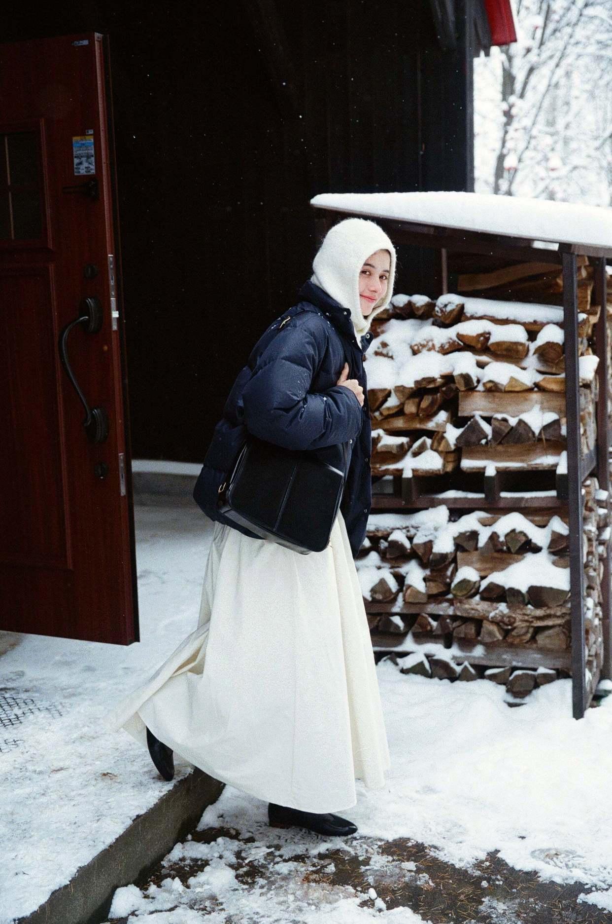 黑色羽绒服作为冬季最实用的单品，如何搭配半身裙才能摆脱路人感？半裙不仅能与羽绒服