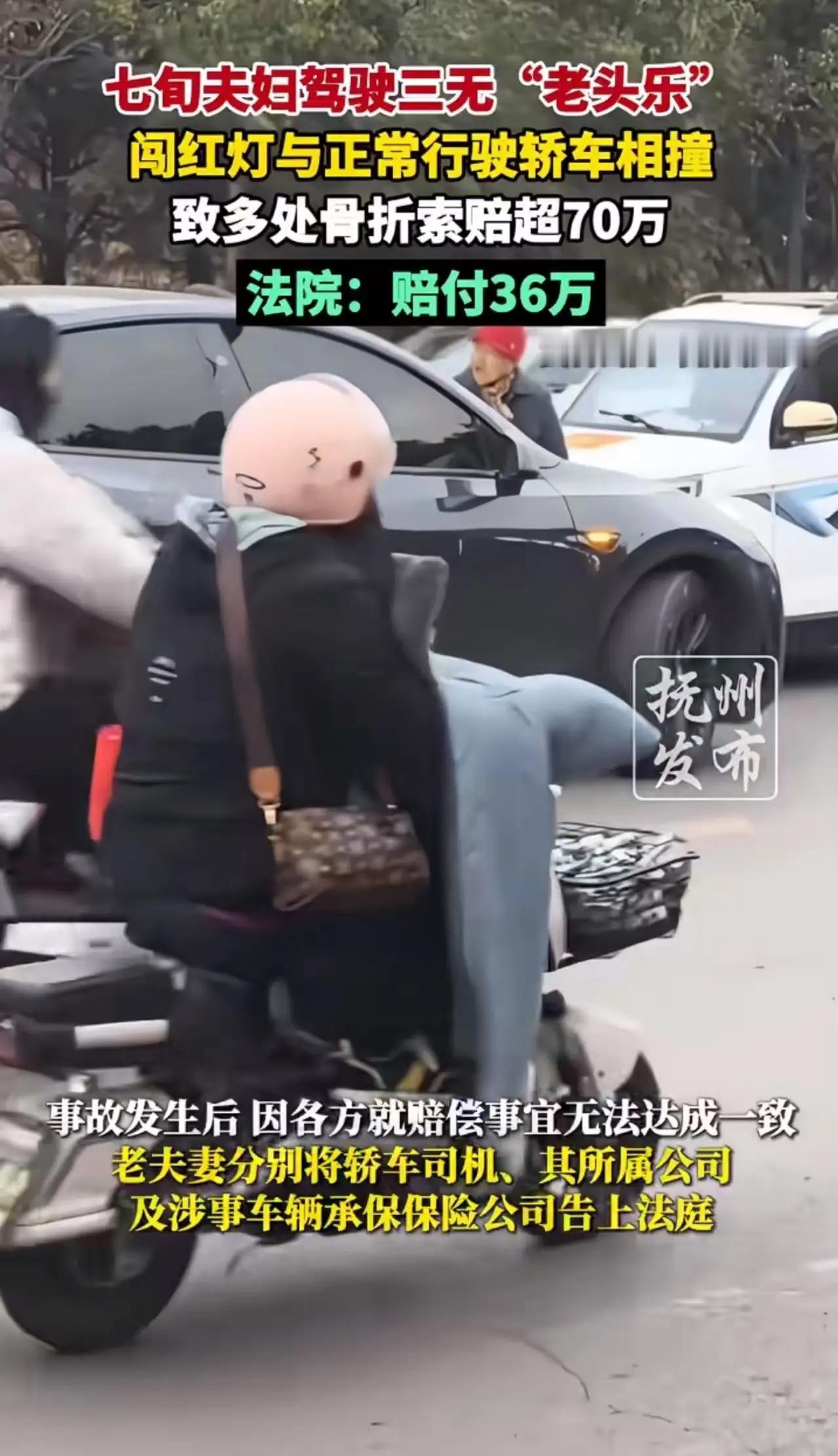 她推开那扇熟悉的红漆木门时，手里还拎着半袋没拆封的汤圆——是父亲生前最爱吃的黑芝