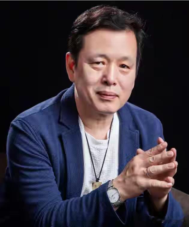 中国作协副主席李敬泽曾在《光明日报》给贾浅浅写过3000字长序言贾浅浅彻底