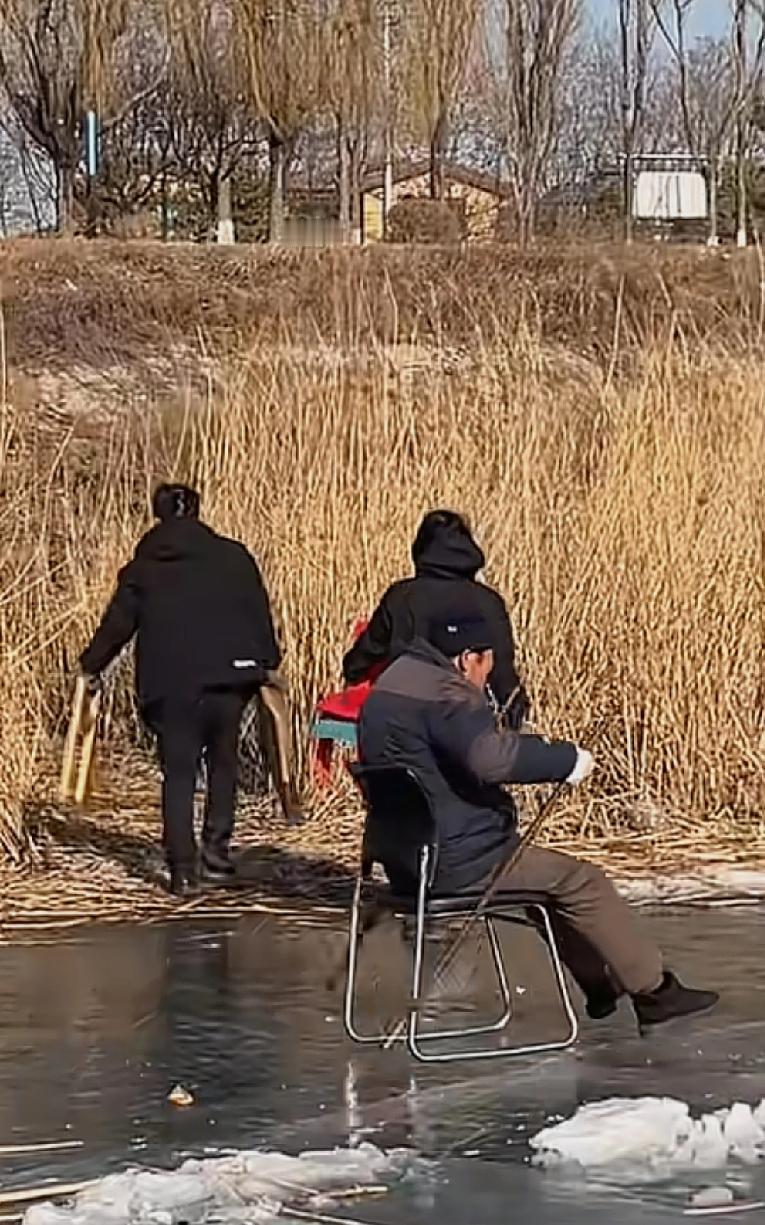 只要想玩儿，办法总比问题多沈阳最近很多冰面都结了，厚厚的冰引来了很多人在冰上游