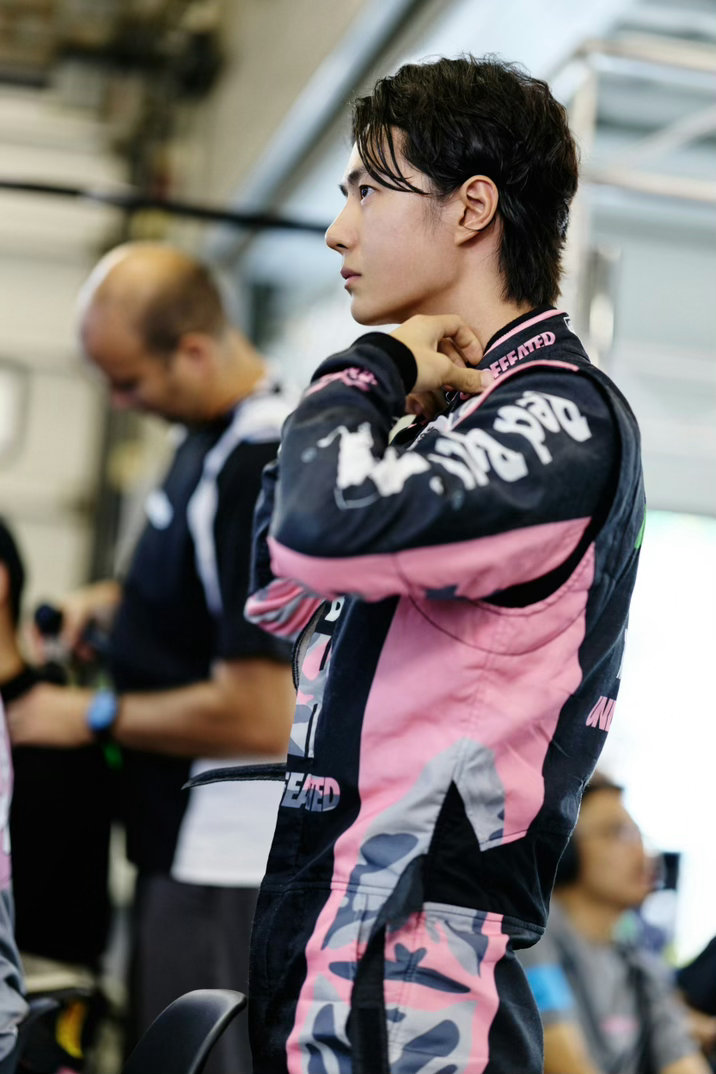王一博wyb85racing路是一步步走出来的，本事是一点点练出来的。早安?