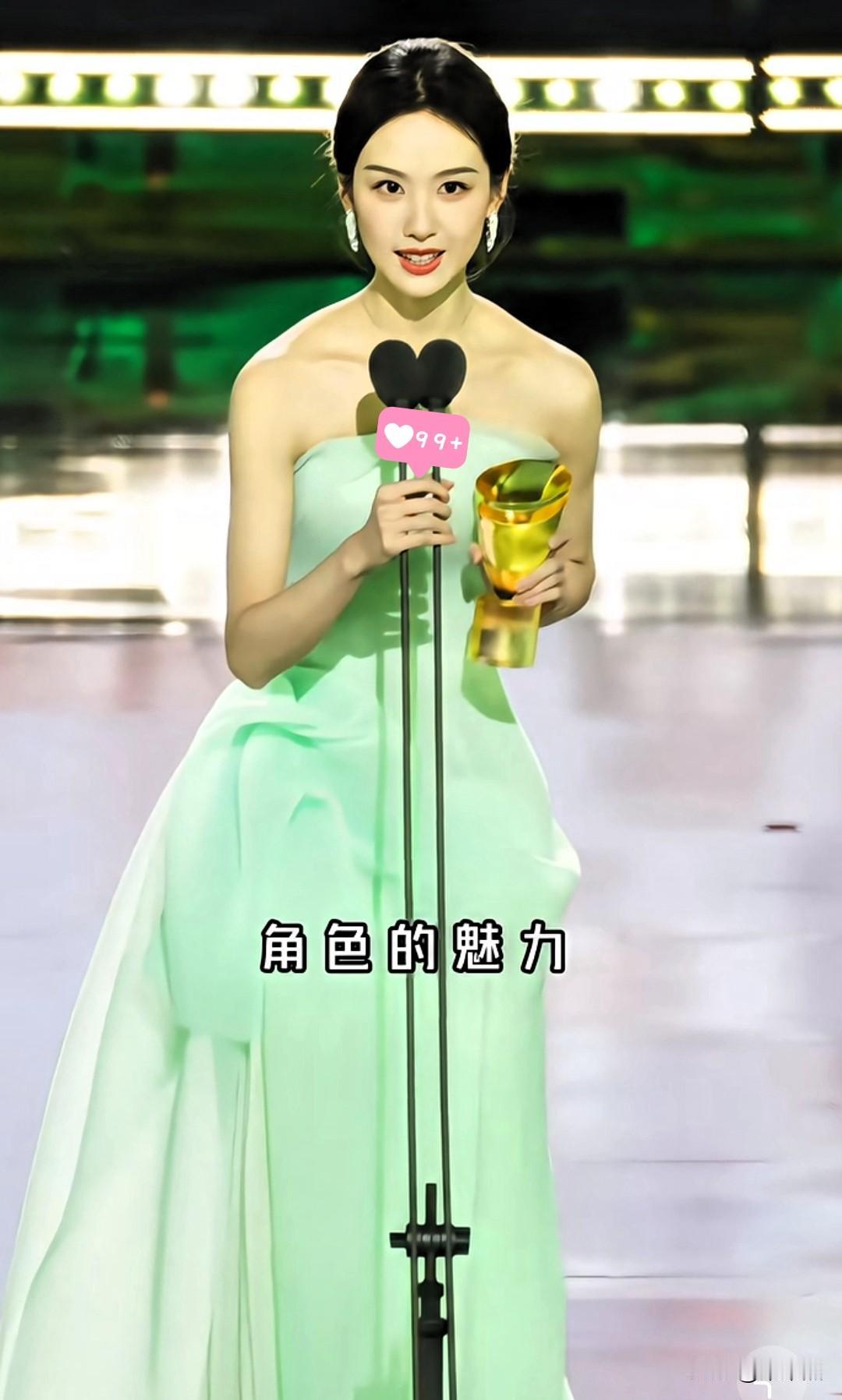 现在才明白，陈都灵单身不是因为没人喜欢她而是因为她的事业处于上升期，精力高度