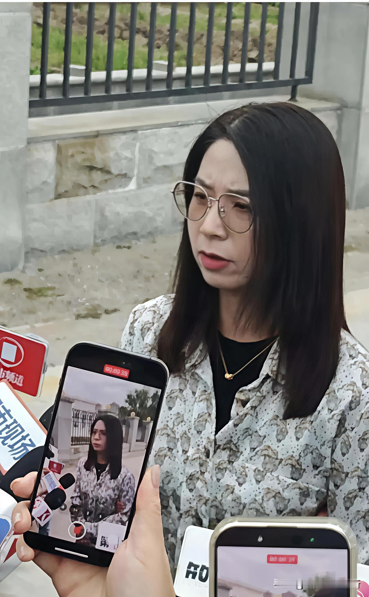 旧衣出庭撕破职场阴霾，首例工伤认定背后暗藏争议，正义需要多少次抗争？崔丽丽穿