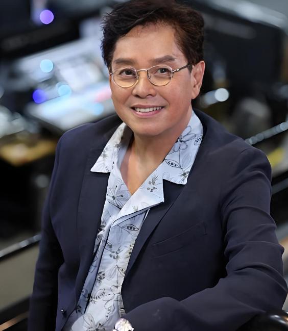 丁克的谭咏麟突然对妻子杨洁薇说；“我把十亿家产都给你，我要让儿子回家，“妻子纳闷