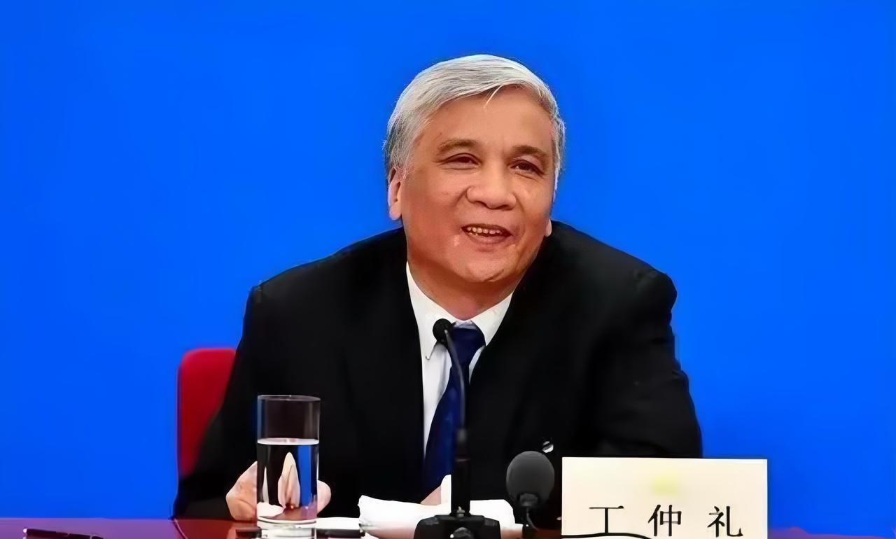给大家介绍一位教授，丁仲礼。第一次知道他名字，是在他接受柴静采访的时候。我印象极