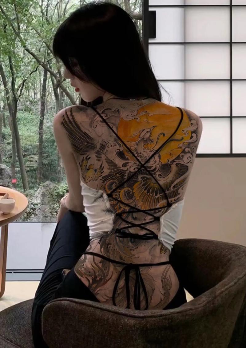 女孩子给自己纹了一件背心，也不知道现在的女孩子都怎么了，有漂亮的衣服不穿，非得纹