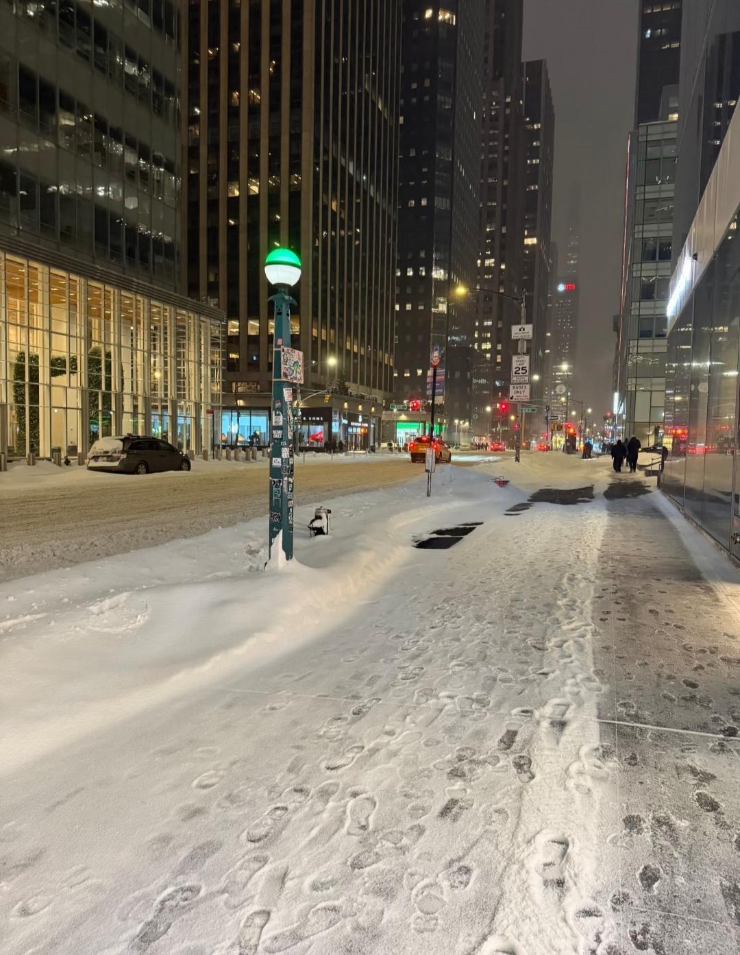 近日，纽约迎来一场暴雪，令人感到不可思议的是，并没有看到有人扫雪。那么纽约的