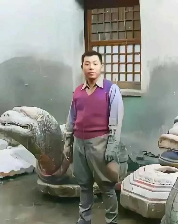张学良真实相貌，个子不高不英俊也不潇洒，和“民国四大美男”不太沾边。1935年