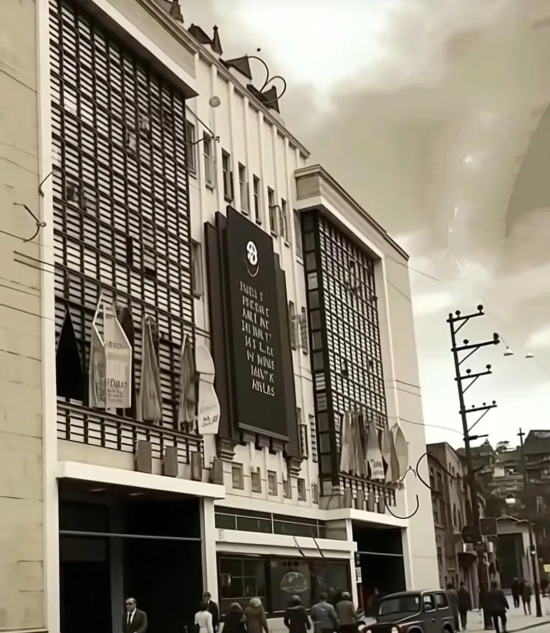 曾经的两路口那可是渝中区的中心，热闹非凡，有跳伞塔、足球场，还有山城电影院。而富