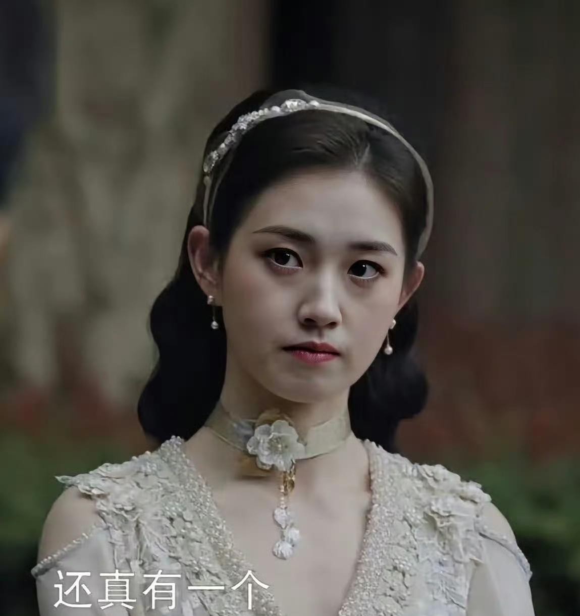 竖屏里封神的短剧一姐郭宇欣，一头扎进长剧的大镜头里，积累的滤镜直接碎了一地。原本在两分钟一集的小短剧