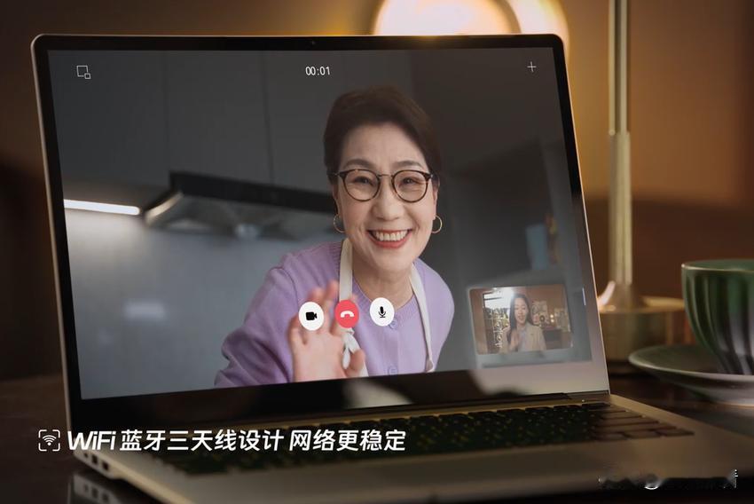 中兴通讯黑科技把思念酿成日常的甜周末刚在公司加班赶方案，手机突然弹出中兴摄