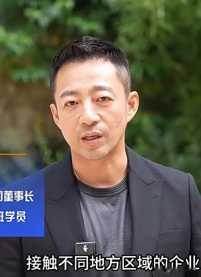 近日，汪小菲在欧洲HEC录制采访，未开美颜的画面曝光后，眼袋、法令纹和皮肤状态成
