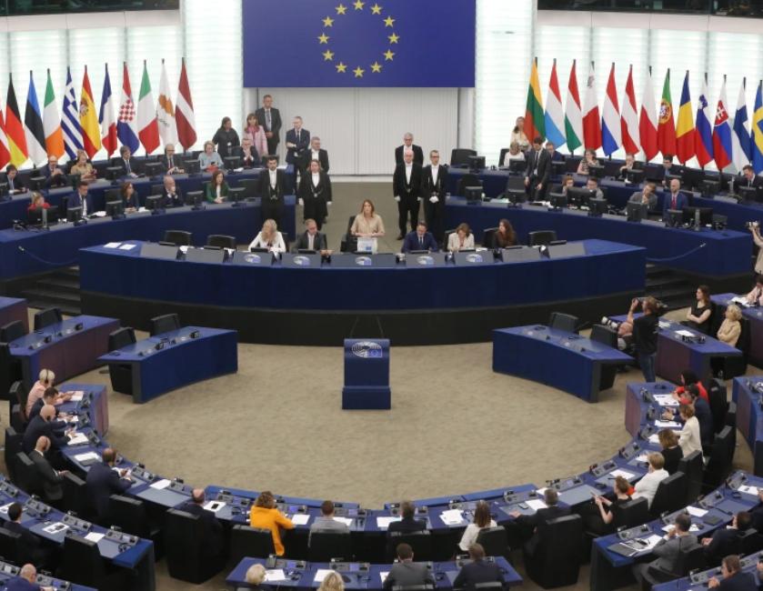 现在的欧洲，正当着全世界的面，把自己好不容易攒下的那点“家底”送进焚化炉！风起