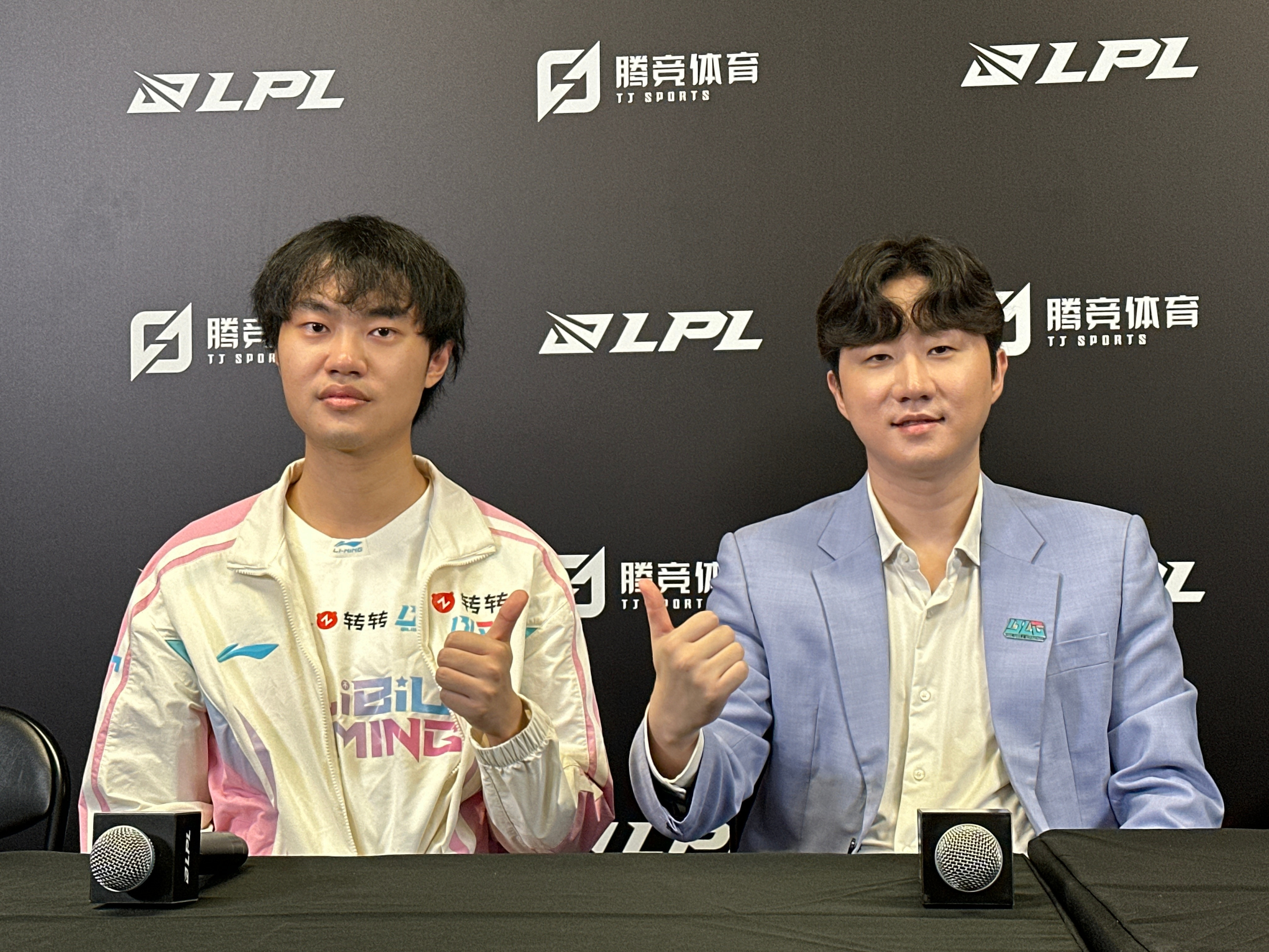 BLG群访返图📷Daeny和Knight在群访里的胜利结算合影live版[柯基