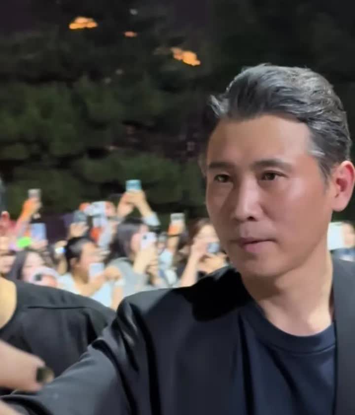 因为朱媛媛的离世让他的同学李乃文火了起来，近日只要李乃文所到之处都会被媛媛的粉丝