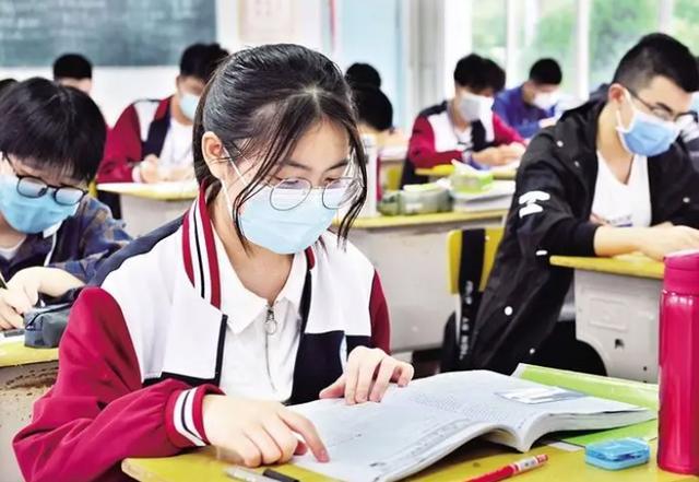 孩子很聪明，数学却考砸？根本不是笨！很多家长都犯过一个错：孩子嘴甜、学东西快，