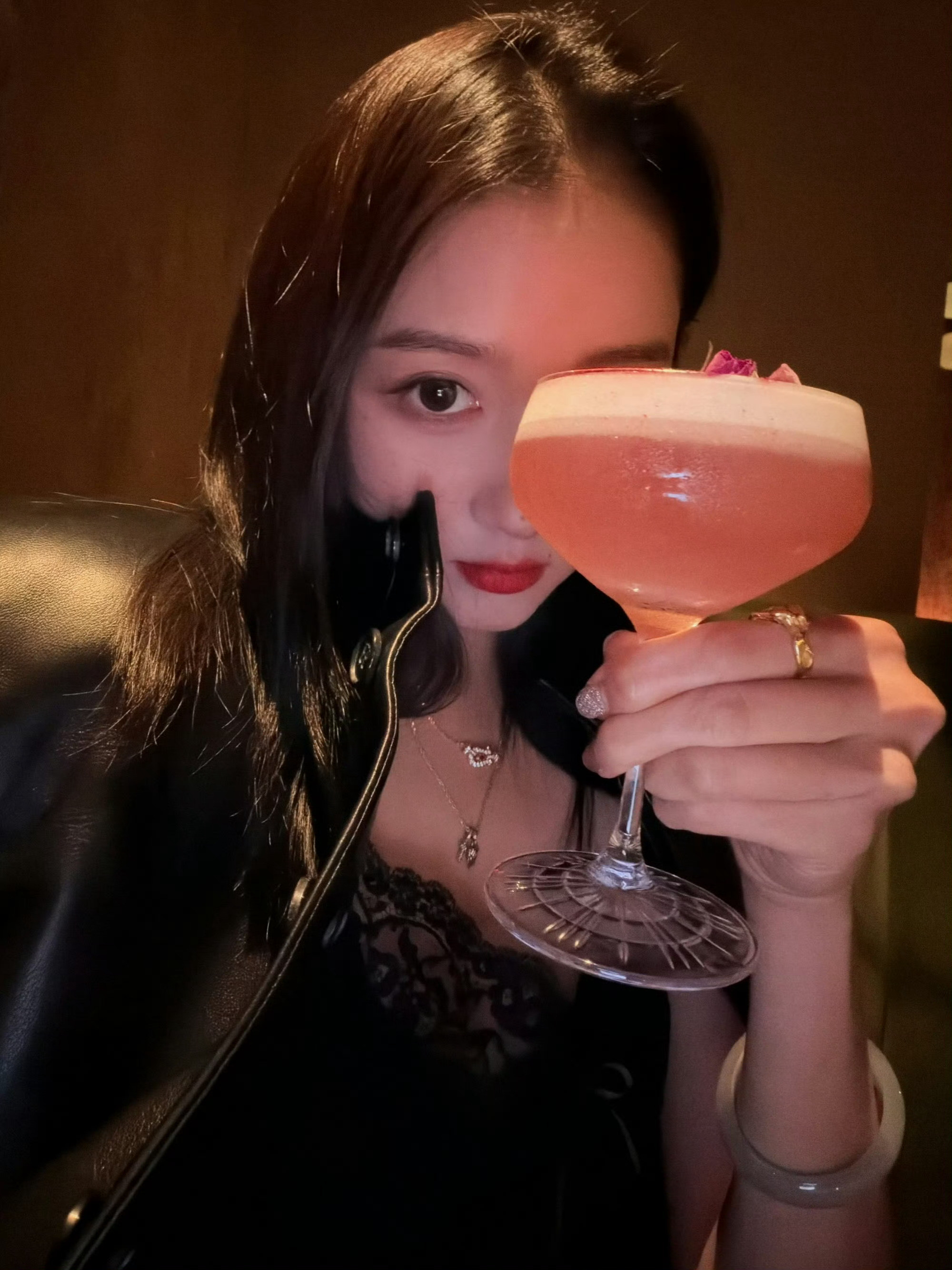 关晓彤好喜欢姐姐穿皮衣呀又帅又酷[爱心]​​​