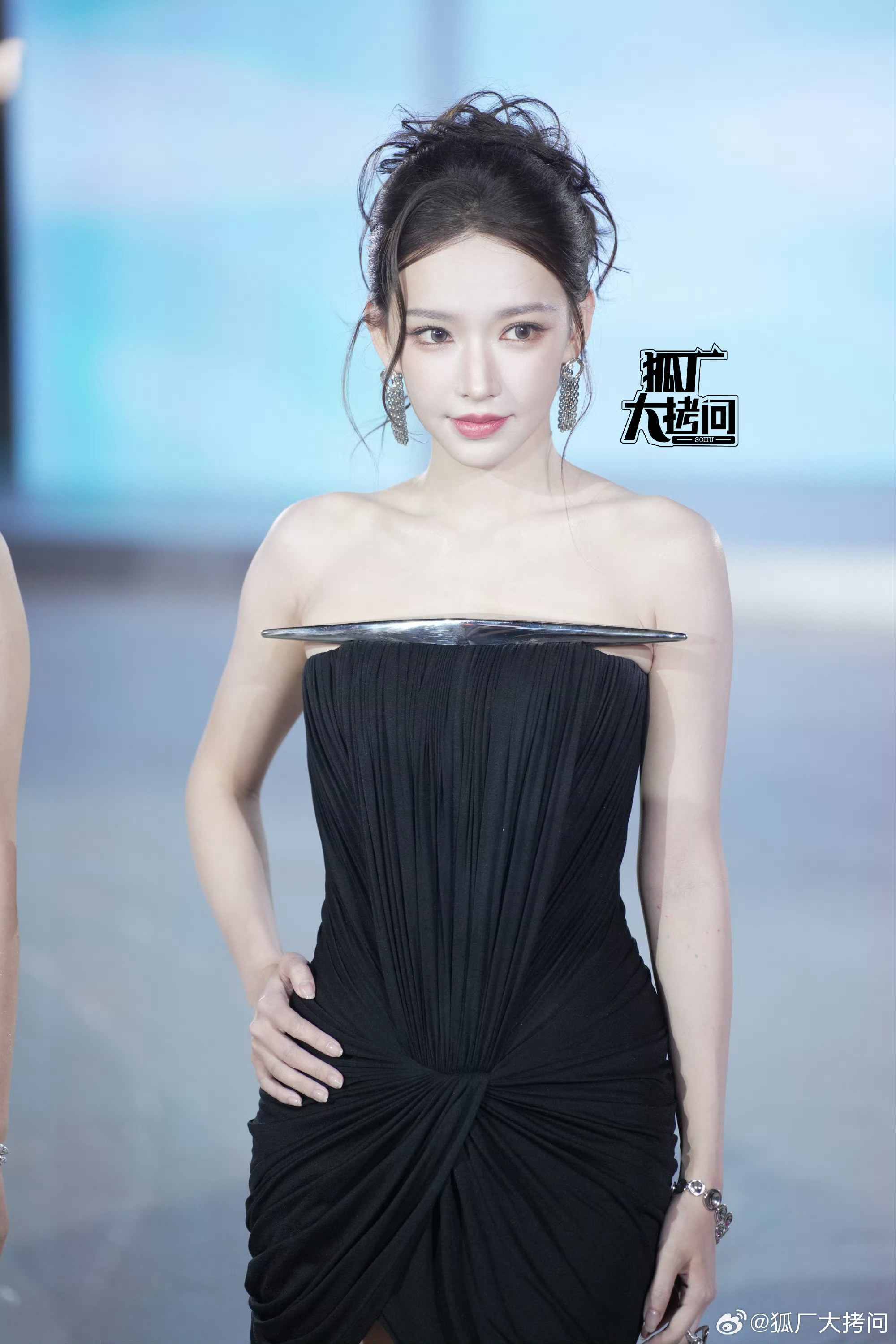 程潇给张月涂口红生图很美妙，不愧是建模脸，期待此女的任何商务活动待播剧，欢迎大家