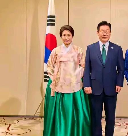 金惠景穿韩服在日本亮相。与出访中国时穿的红白两色的韩服对比，出访日本时穿的是肉