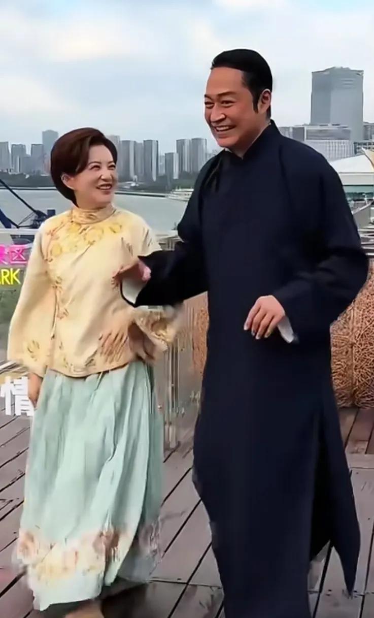 63岁马景涛和44岁金铭，30多年前的青青河边草呀！如今金铭也长大了，马景涛