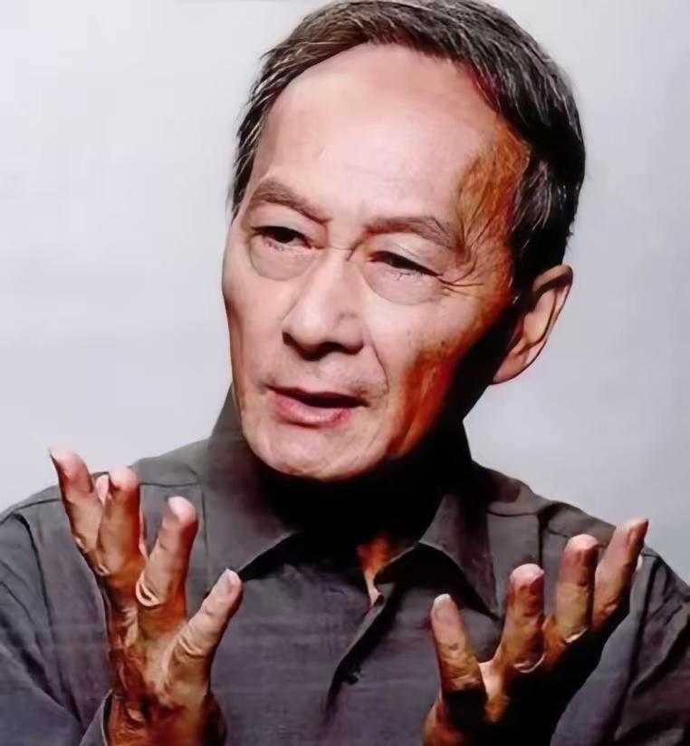 1982年的酒会上，配音界的"扛把子"童自荣，主动找李连杰握手，没想到李连杰看了