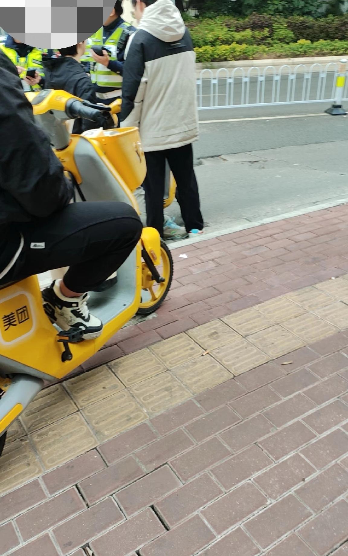 南宁共享单车载人罚50。印象中以前共享单车载人不罚，今天看见交警在查车，旁边