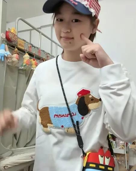 全红婵最新训练照，暴瘦亮相状态回归。最近，全红婵在社交平台晒出一张训练后的