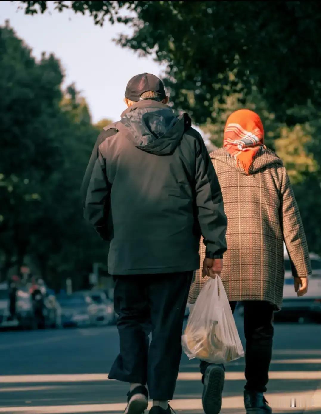 大表哥恋爱谈得好好的，昨晚女方家甩出一份婚前协议：落户女方、住女方房、孩子必须随