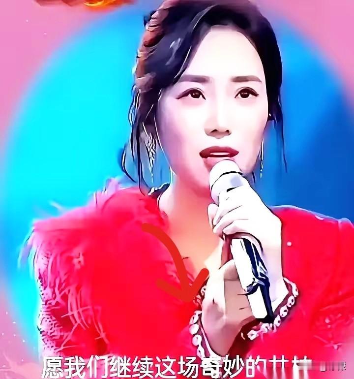 歌手云朵这一下，真是让人不知说啥好。年终发言，她对着台下所有人，张嘴就是一个
