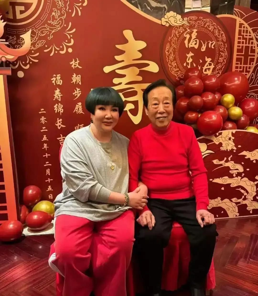 王惠给长辈过生日，盘个头发穿件深色裙子，被截图说土得掉渣。我看视频里她忙前忙后