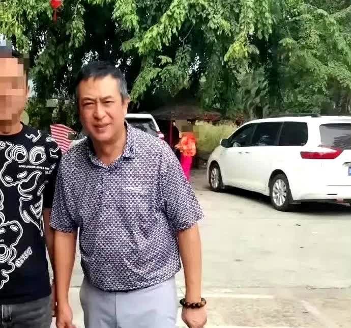 54岁的张嘉译在海南被网友偶然遇见啦！只见他穿着价值超千元的老头衫，漫步
