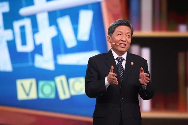 2025年，主持人好奇地问福耀科技大学的校长王树国:“为什么福耀科技大学的招生由