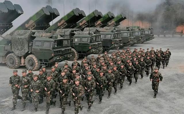 目前中国陆军是不是有点少？你以为的中国陆军，全国14亿人，陆军才200万人，这比