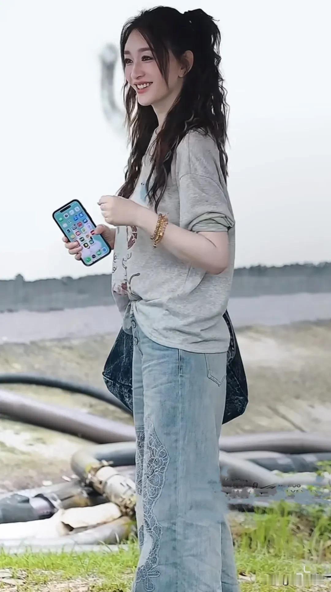 李小冉，我见过的五十岁扎双马尾却毫不违和的演员，只能说她的脸确实幼太，天生的底子