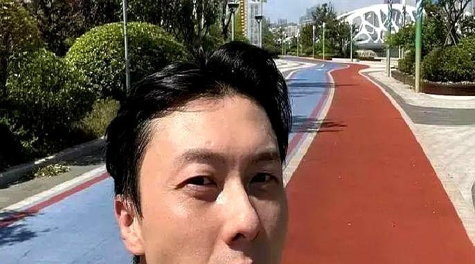 王浩信被TVB官网除名，一堆人喊惨，我却想笑。TVB那个视帝的“纸皇冠”，