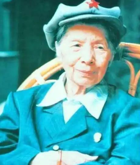 1934年，她裹着小脚参加长征，途中还在羊圈里生下了一个女儿，产后只能靠吃草补充