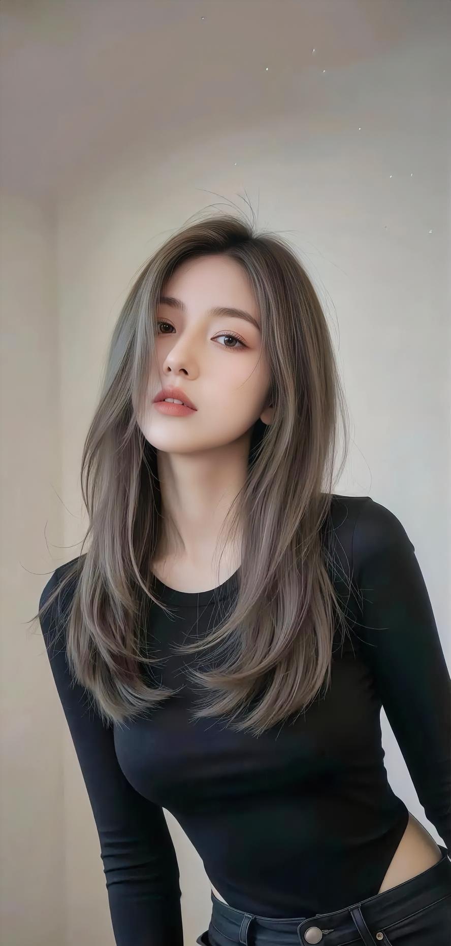 《简静流光》黑衣简静，长发灰棕微漾。碎发轻拂素颜，手插口袋从容。