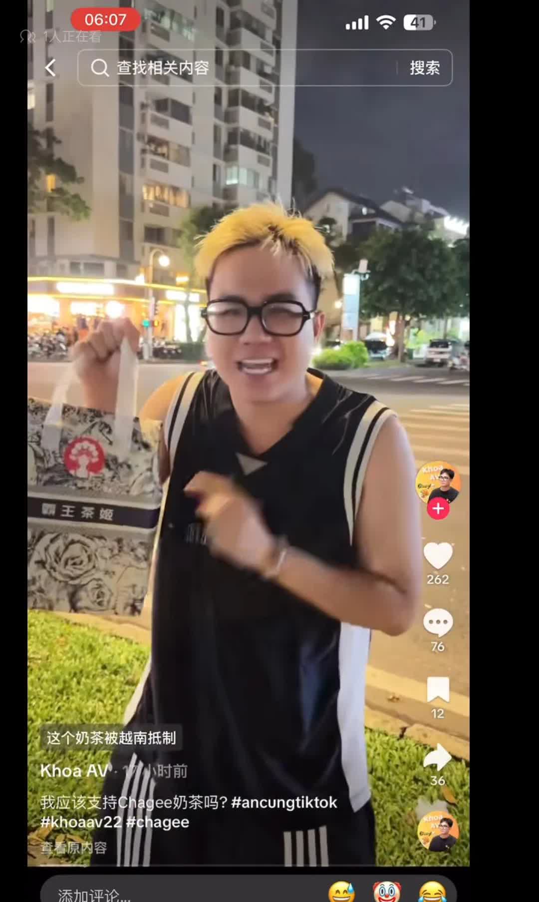 霸王茶姬在越南开店，很多当地网红为了流量排队买奶茶，喝了几口后又倒掉奶茶